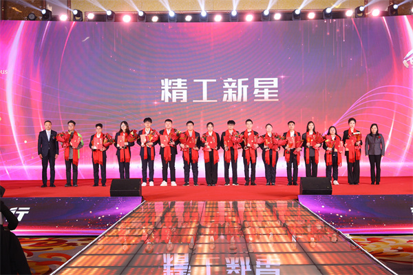 03集团副总裁沈月华女士、齐三六先生为尊龙集团新星获得者颁奖.jpg
