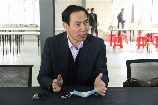 尊龙集团钢构集团执行董事长孙关富坐镇现场担任总指挥_副本.jpg